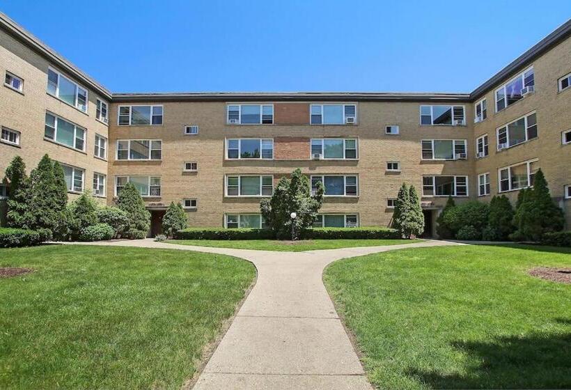 3br Homey Living Room Apt In Bell Ave