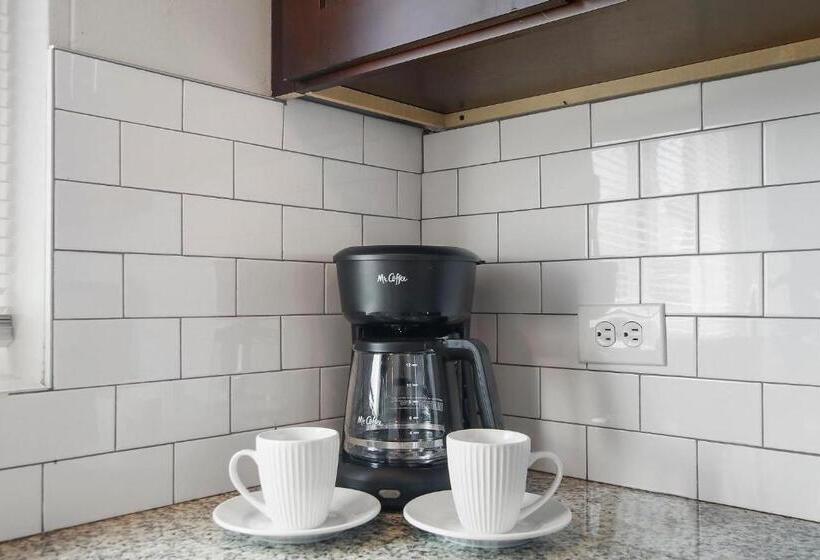 3br Homey Living Room Apt In Bell Ave