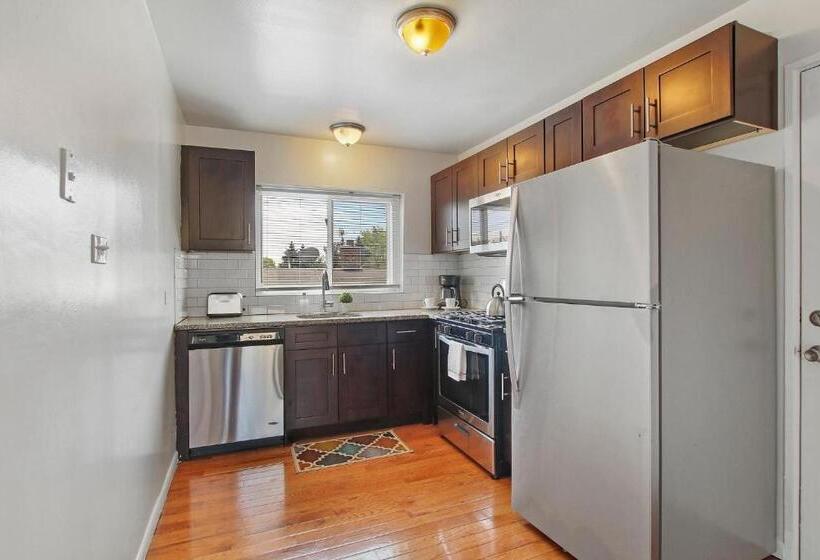 3br Homey Living Room Apt In Bell Ave