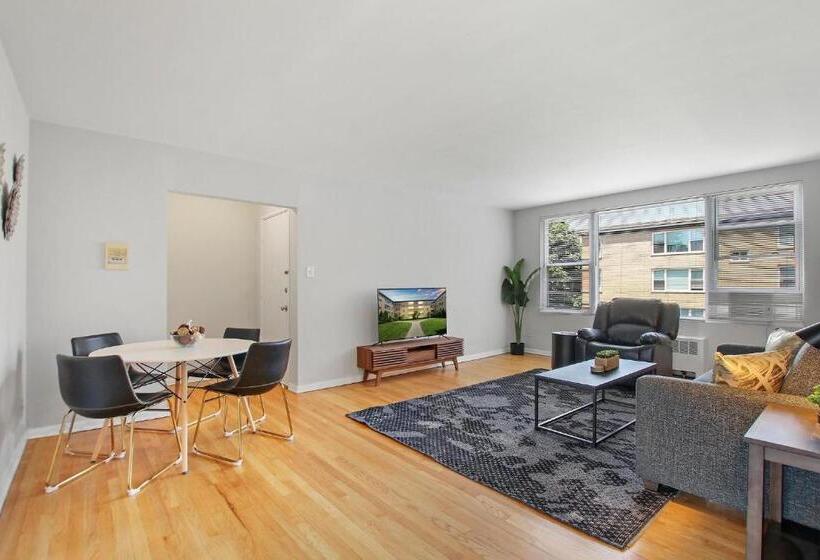 3br Homey Living Room Apt In Bell Ave