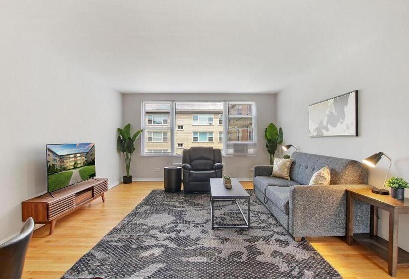 3br Homey Living Room Apt In Bell Ave