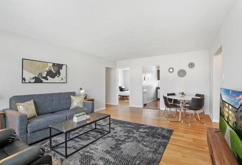 3br Homey Living Room Apt In Bell Ave