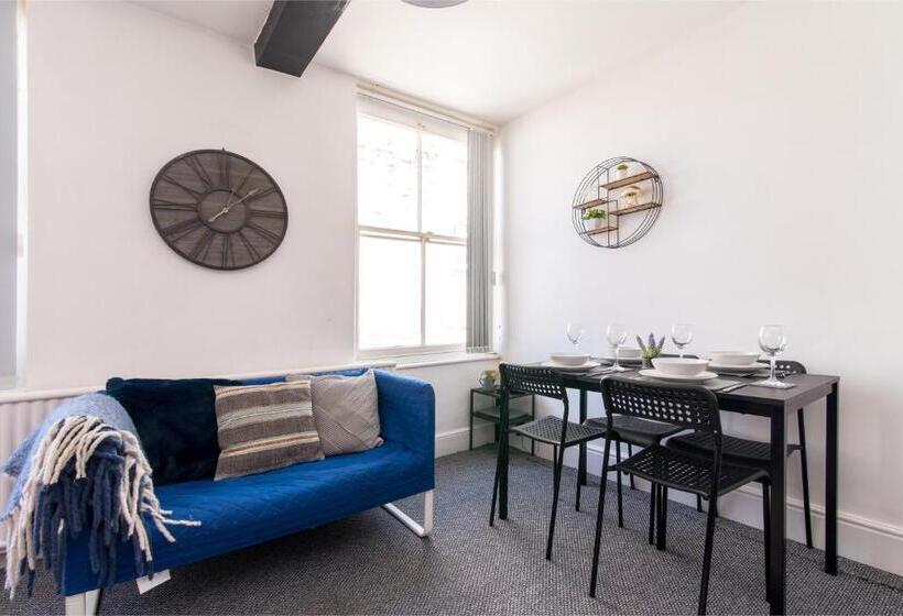 Characterful 2 Bed Apartment   Spacious & Comfy