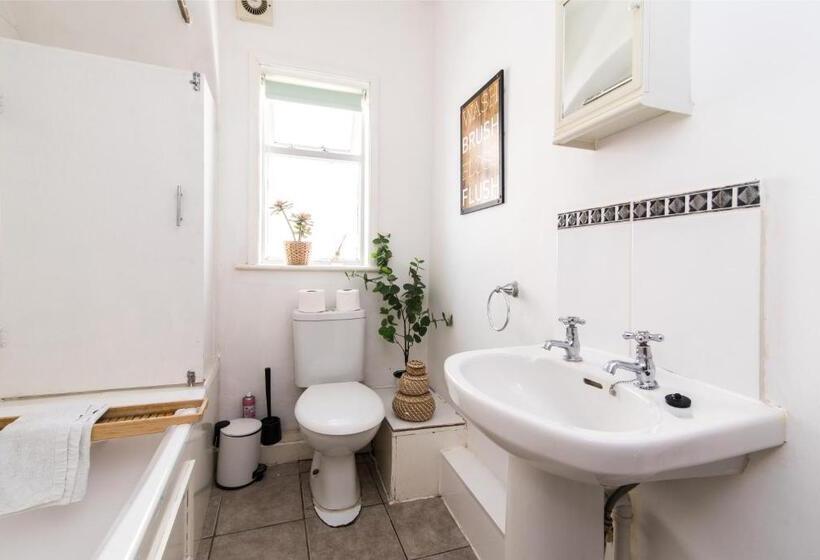 Characterful 2 Bed Apartment   Spacious & Comfy