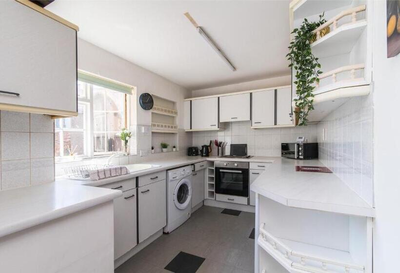 Characterful 2 Bed Apartment   Spacious & Comfy