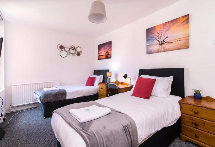 Characterful 2 Bed Apartment   Spacious & Comfy