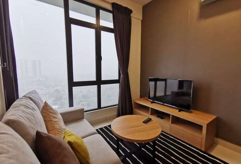 בית מלון כפרי Oyo 90400 One Tebrau Homestay