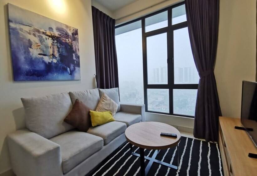 בית מלון כפרי Oyo 90400 One Tebrau Homestay