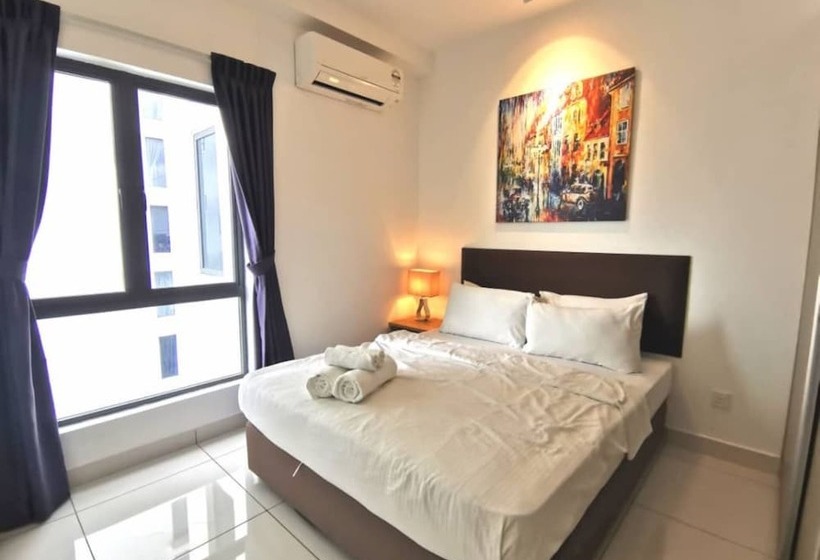 בית מלון כפרי Oyo 90400 One Tebrau Homestay