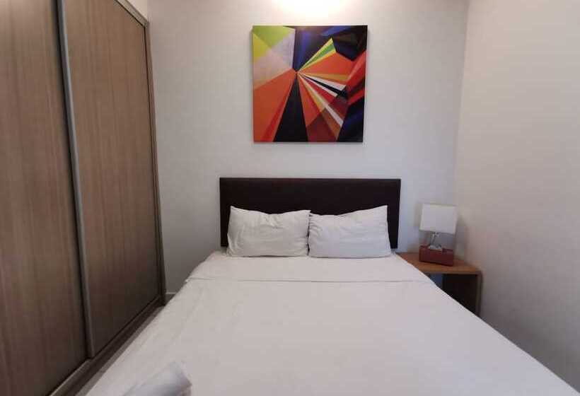 בית מלון כפרי Oyo 90400 One Tebrau Homestay