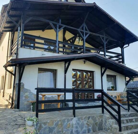 مبيت وإفطار Casa Hoinarilor