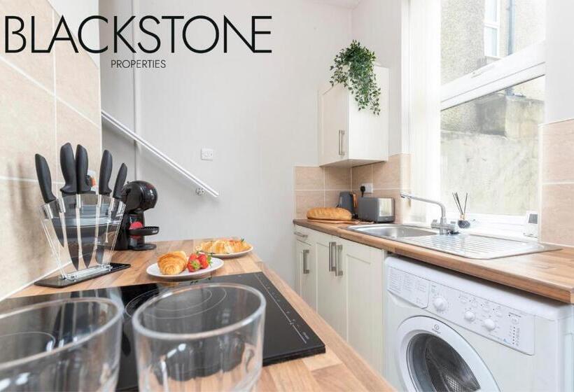 Cheerful One Bedroom House, With On Street Parking By Bpne