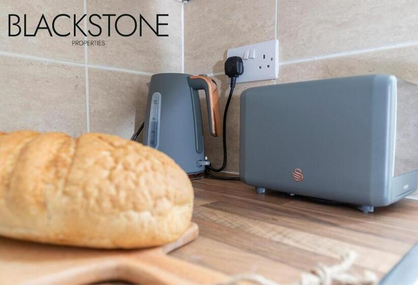 Cheerful One Bedroom House, With On Street Parking By Bpne