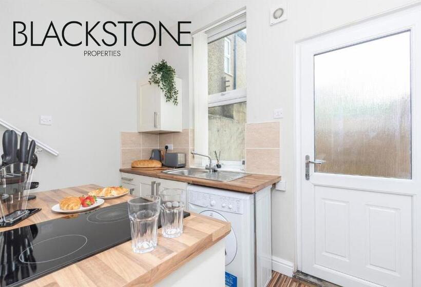 Cheerful One Bedroom House, With On Street Parking By Bpne