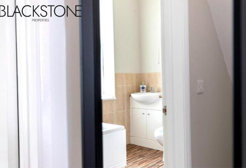 Cheerful One Bedroom House, With On Street Parking By Bpne