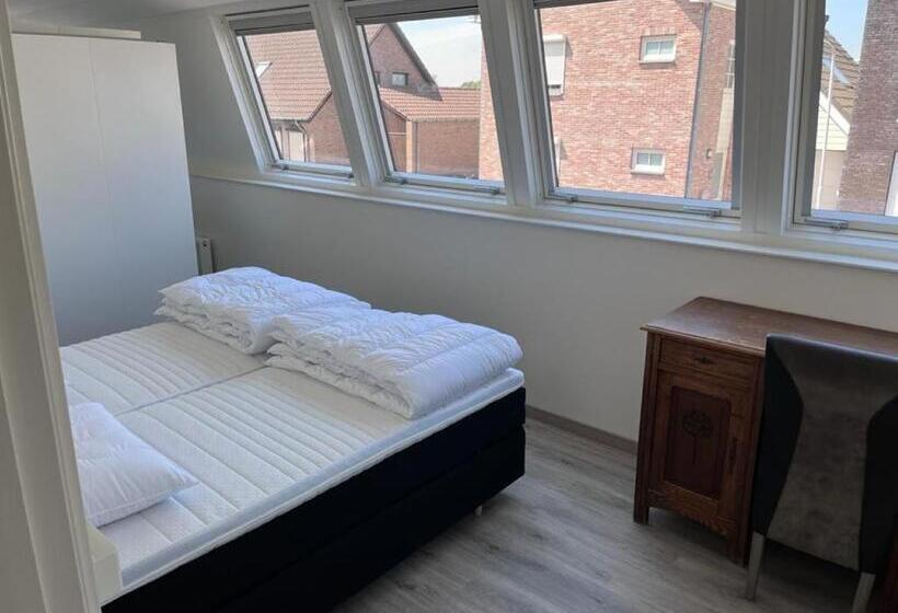 Comfortabele Woning Mét Omheinde Tuin Aan Water Voor 12 P