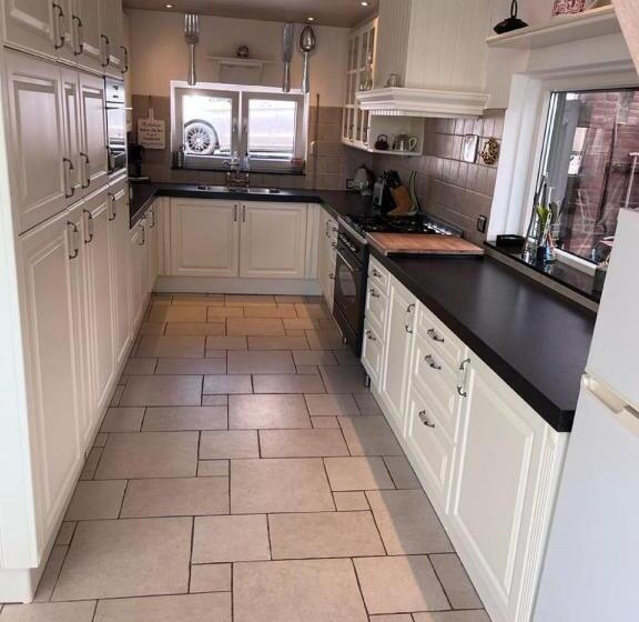 Comfortabele Woning Mét Omheinde Tuin Aan Water Voor 12 P