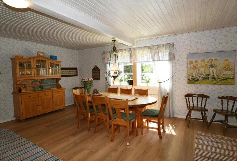 Cozy And Rural Holiday Accommodation 150 Meters From Lake Vanern