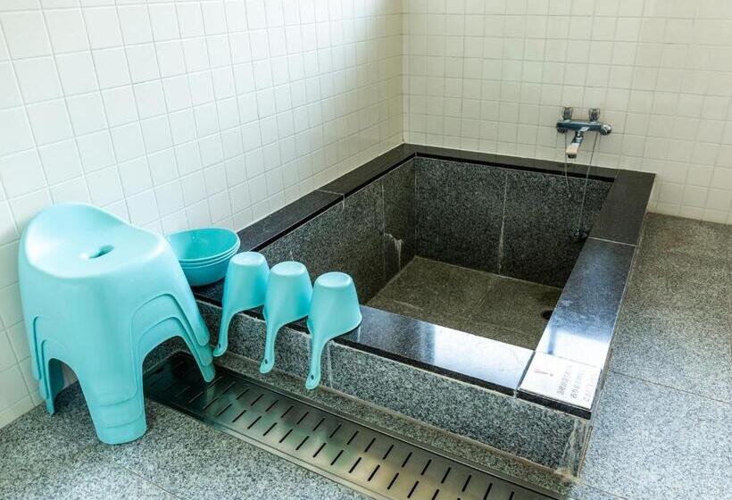 فندق 直島町ふるさと海の家 つつじ荘 Seaside Park Stay Tsutsujiso