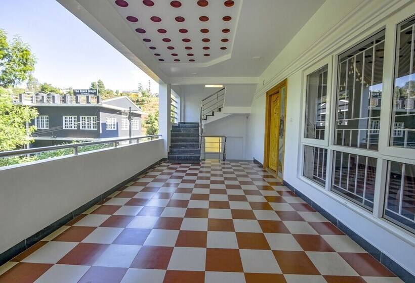 Fabhotel Greenwood Stays