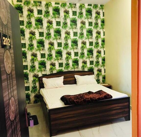 Отель Oyo 83715 Crystal