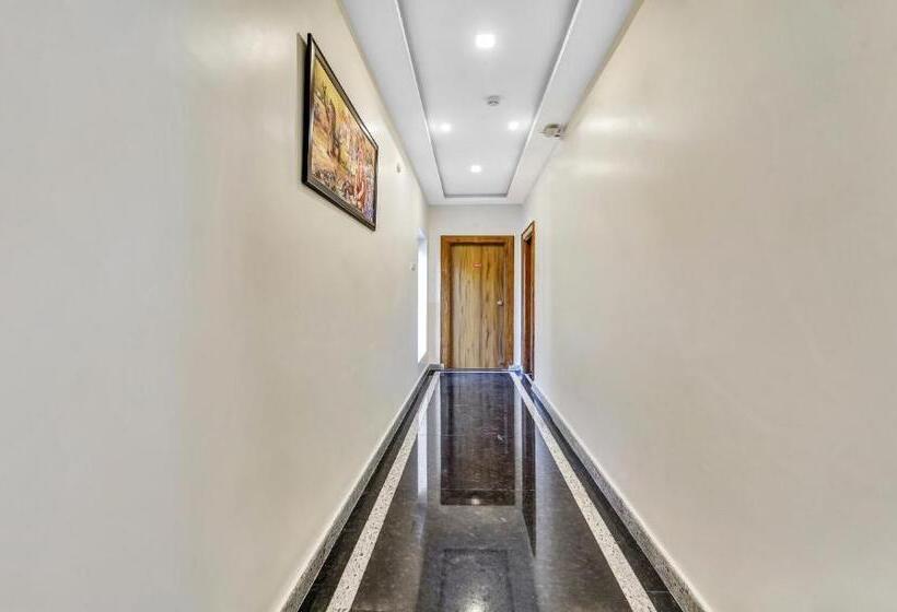 호텔 Treebo Sripadha Residency Alipiri Road