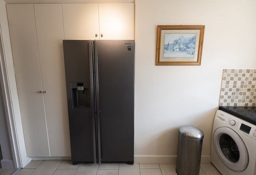Immaculate 2 Bed Apartment In Isleworth By River