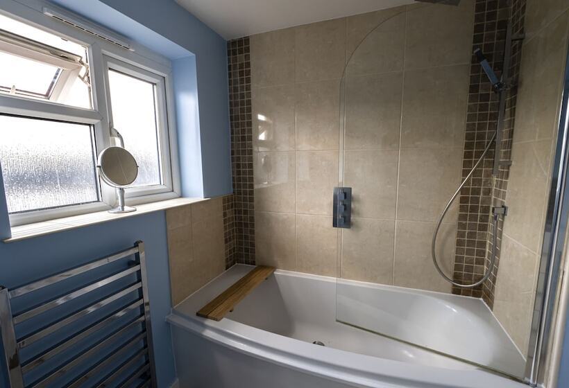 Immaculate 2 Bed Apartment In Isleworth By River