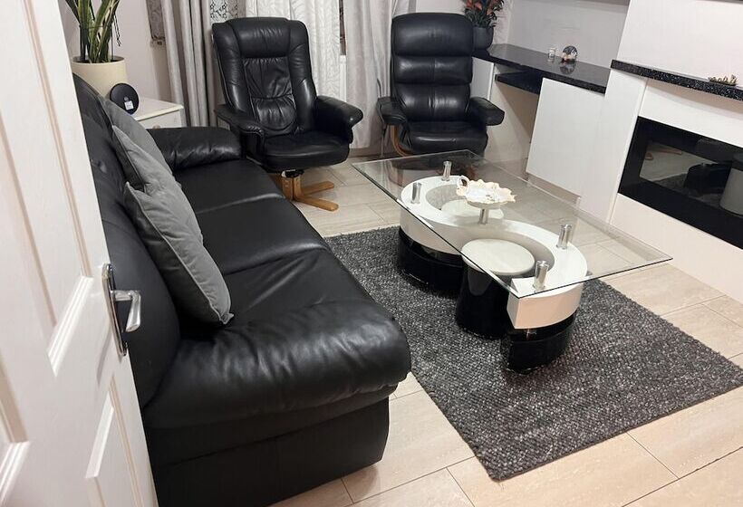 Immaculate 2 Bed Apartment In Isleworth By River