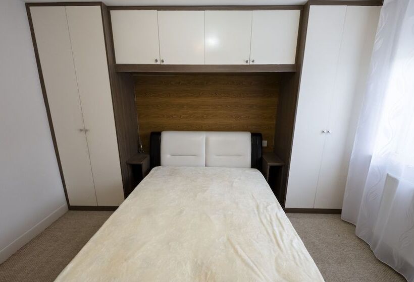 Immaculate 2 Bed Apartment In Isleworth By River