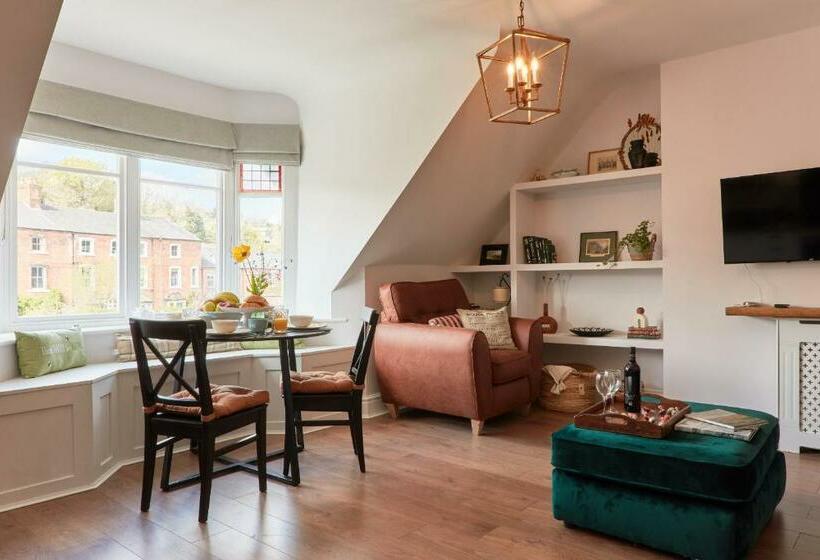 Finest Retreats   Olde Englishe Apt 4