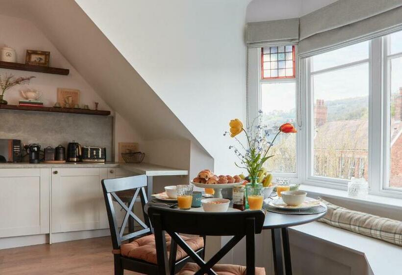 Finest Retreats   Olde Englishe Apt 4