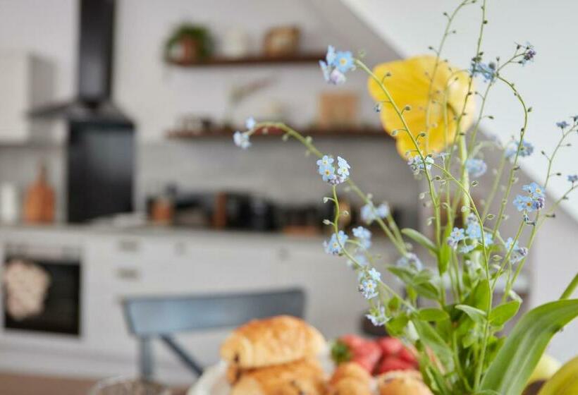 Finest Retreats   Olde Englishe Apt 4