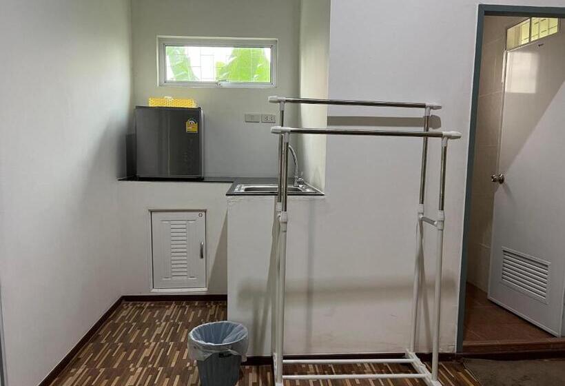 Pension (Hôtel basse catégorie) กรีนเกสท์เฮ้าส์ พนัสนิคม