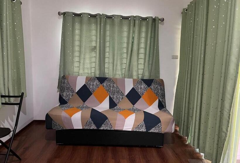 Pension (Hôtel basse catégorie) กรีนเกสท์เฮ้าส์ พนัสนิคม