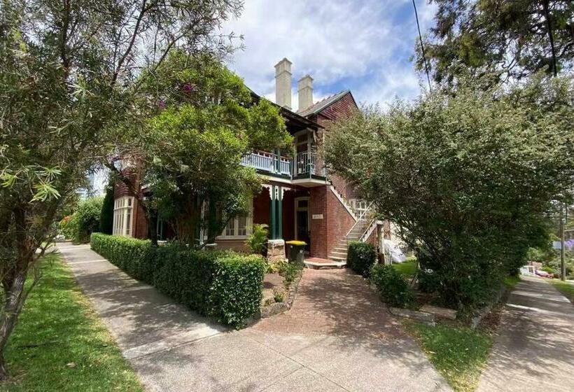 פנסיון Fully Furnished Single Room, Great Pricing! Gr