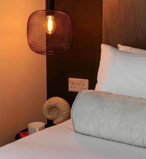 The Luxe Experience   Perfect Christmas Stay   Premium Central Plymouth House   Sleeps 8   Habita Pr