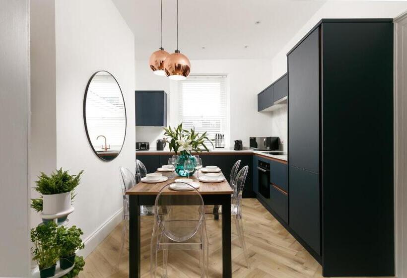 The Luxe Experience   Perfect Christmas Stay   Premium Central Plymouth House   Sleeps 8   Habita Pr