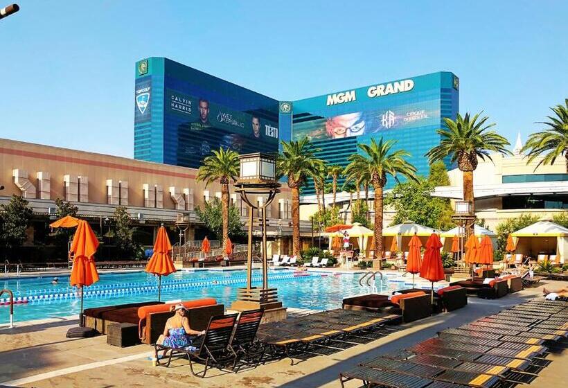 Strip & Sphere View   Separate Living Room   2 Full Bath   Full Kitchen   Balcony   900 Sqft   Mgm S