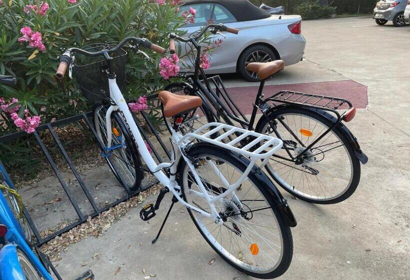 A Charming 6 Person Apartment, Golf, Surfing, Free Tennis Courts And Bicycles