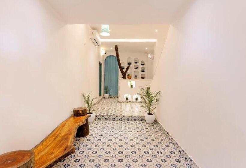 Bed and Breakfast Moustache Udaipur Luxuria