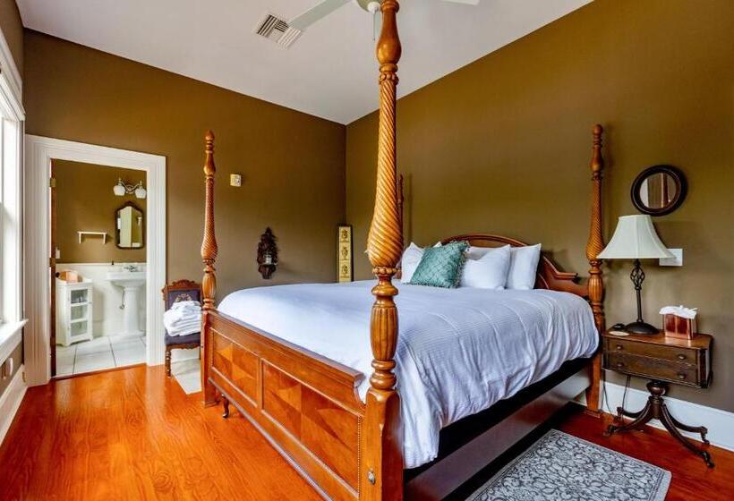 צימר Southern Charm In The Camellia Rose Inn