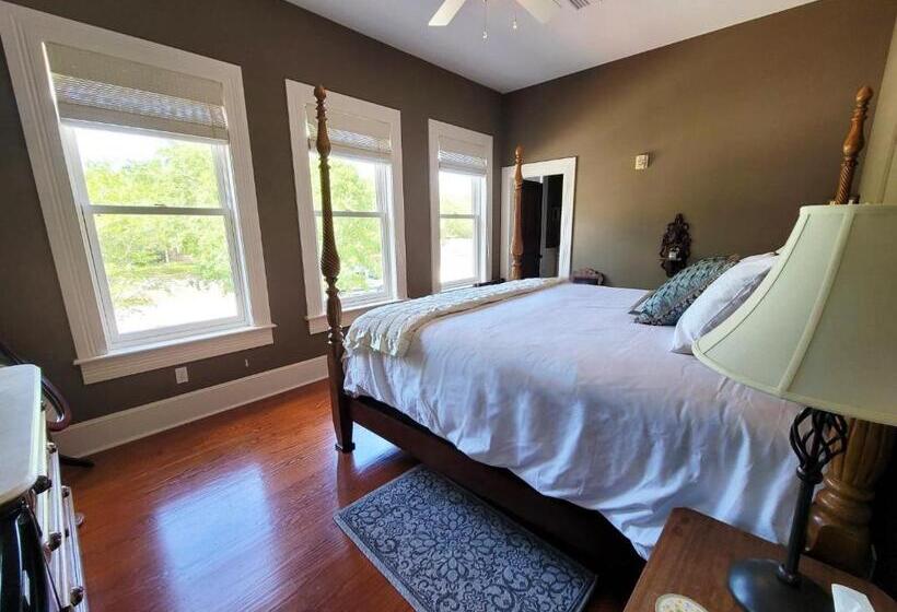 مبيت وإفطار Southern Charm In The Camellia Rose Inn