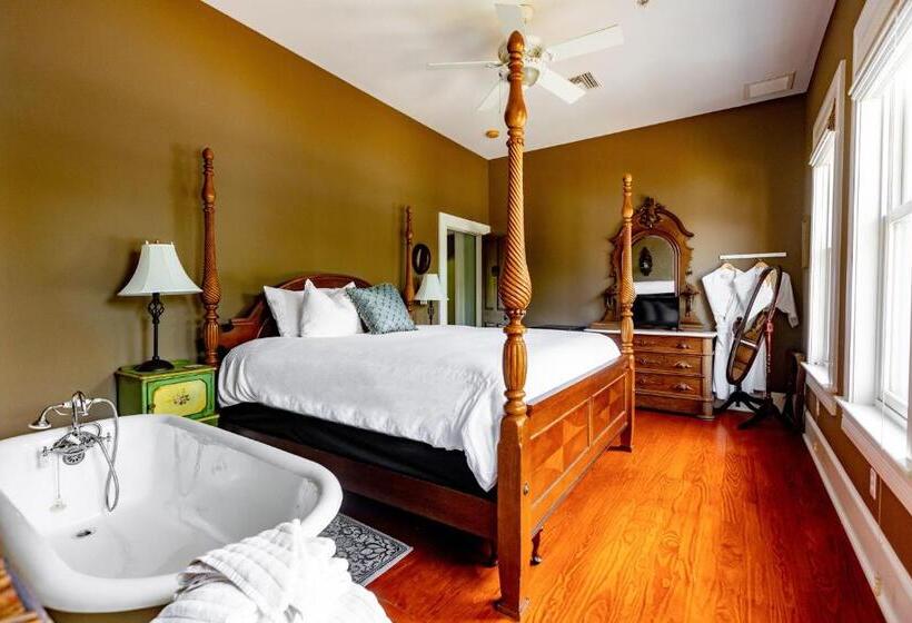 مبيت وإفطار Southern Charm In The Camellia Rose Inn