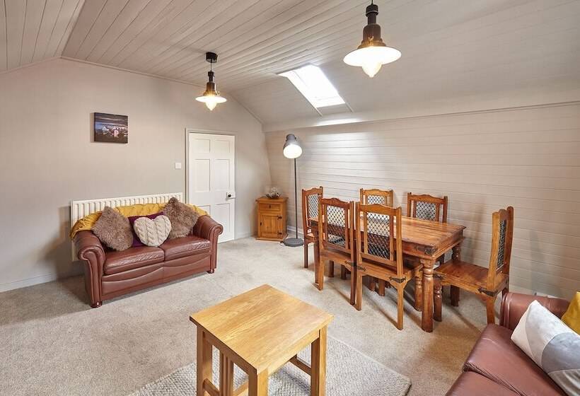 Host Stay Leesholme Loft