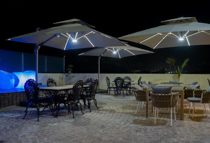 ホテル Clarks Inn Suites Kangra