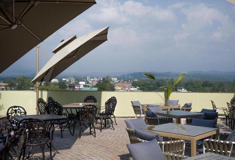 ホテル Clarks Inn Suites Kangra