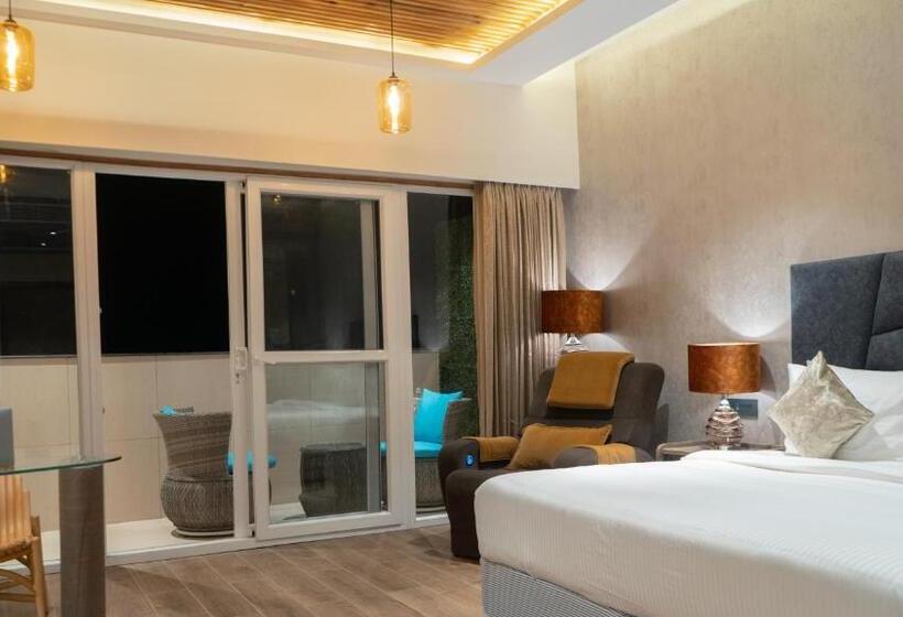 ホテル Clarks Inn Suites Kangra