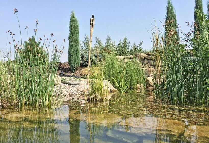 هتل Lake View Apartments Near Golf Resort Kunětická Hora, Dříteč