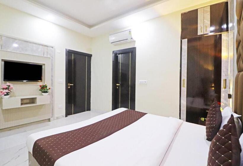 Отель Grand Villas Near Delhi Igi Airport